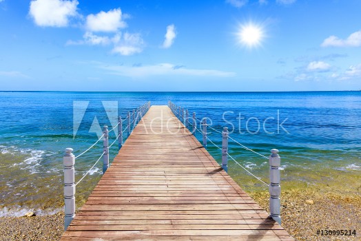 Bild på wooden bridge juts out into  of the sea
